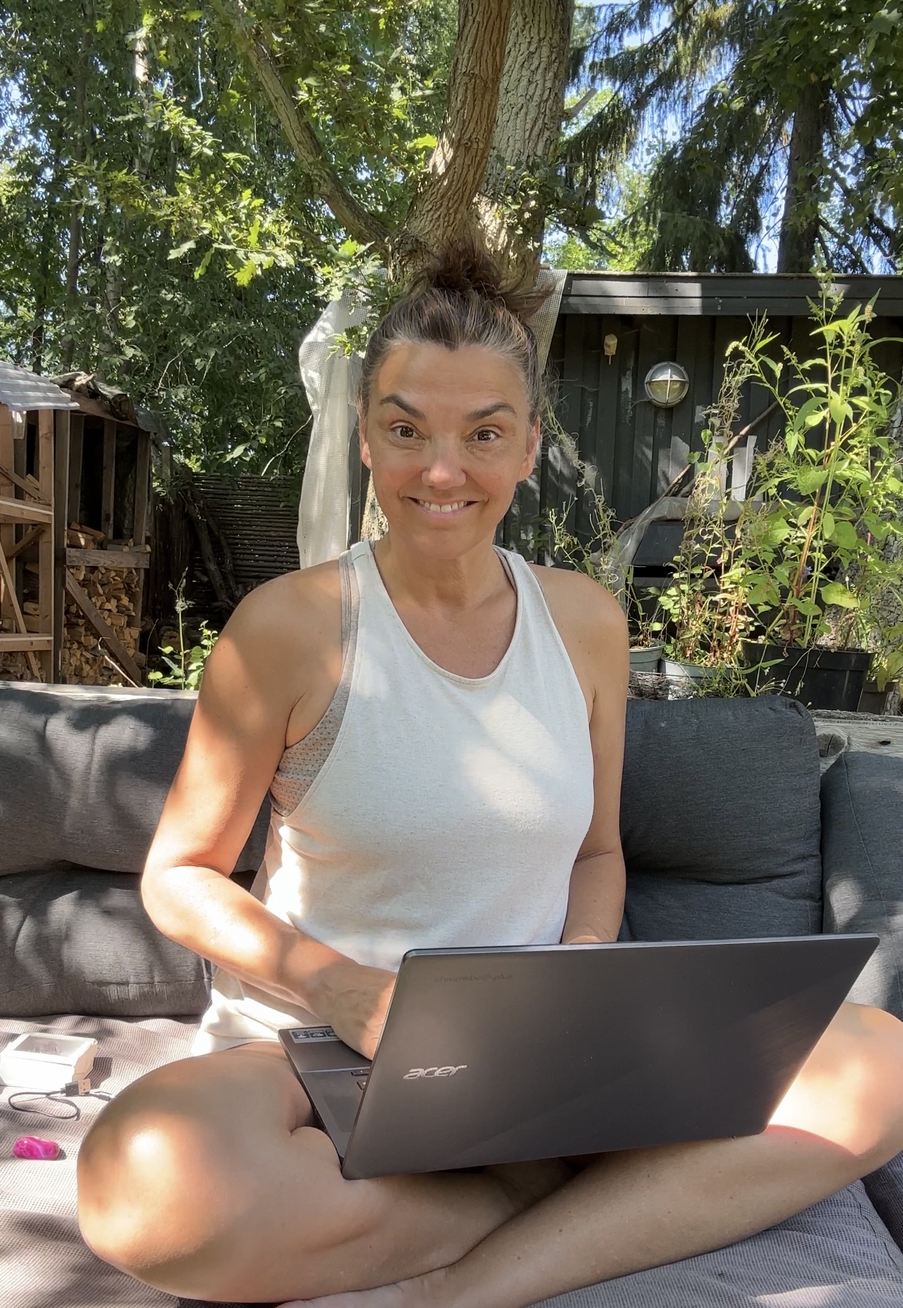 Betinna Meike arbejder på sin computer udenfor