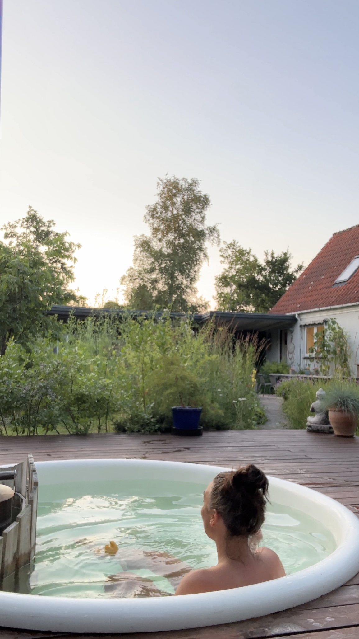 Betinna nyder roen i sit vildmarksbad